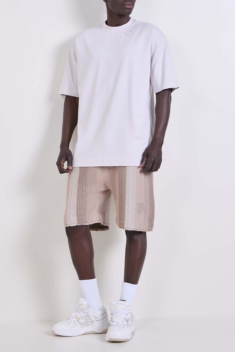 תמונת כל הלוק של מכנסיים קצרים סרוגים